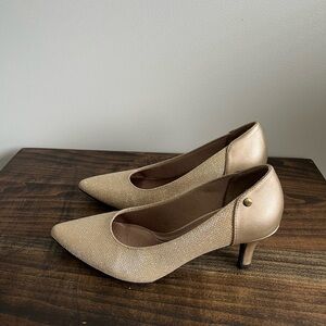 Elegant Gold Pointed-Toe Mid-Heel Pumps